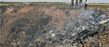 Máy bay bốc cháy, lao xuống cánh đồng, để lại hố như miệng núi lửa: 168 người thiệt mạng, các bộ phận cơ thể và nhiều mảnh vụn trải rộng trên 200 mét vuông.