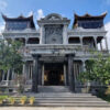 Chủ nhân của lâu đài này là ông Lương Văn Quang, sinh năm 1973, ở làng nghề đá truyền thống Ninh Vân, huyện Hoa Lư, tỉnh Ninh Bình.  Ảnh: Người Lao Động