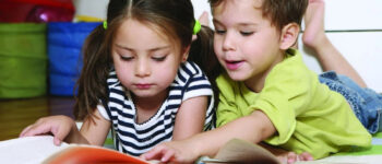 Việc lựa chọn sách phù hợp với lứa tuổi có tác động sâu sắc đến nhận thức và hành vi hàng ngày của trẻ.  Ảnh: blog.beamingbooks.com