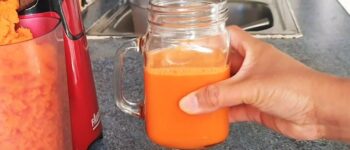 Làm nước ép cà rốt bằng máy ép trái cây, máy xay sinh tố hay máy ép chậm?