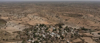 Hình ảnh hoang tàn, khô cằn xung quanh làng Sahel ở Kebemer, Senegal được ghi lại ngày 5/11/2021. Ảnh AP/Leo Correa