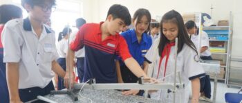 Học sinh lớp 9 thăm trường THPT Bùi Thị Xuân, Quận 1 trước khi đăng ký vào lớp 10.  Ảnh: NGUYỄN QUANYÊN