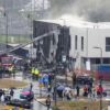 Máy bay bốc cháy và đâm vào tòa nhà, toàn bộ người trên máy bay thiệt mạng, khói đen dày đặc bao trùm không khí, lực lượng cứu hỏa lao tới hiện trường.