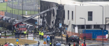 Máy bay bốc cháy và đâm vào tòa nhà, toàn bộ người trên máy bay thiệt mạng, khói đen dày đặc bao trùm không khí, lực lượng cứu hỏa lao tới hiện trường.