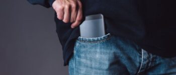 Để điện thoại trong túi quần có gây vô sinh ở nam giới không?