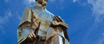 Tượng đài La Sơn Phụ Tử Nguyên Thiệp ở Nghệ An.  Ảnh: Báo Giáo dục & Thời đại