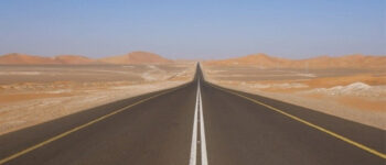 Con đường thẳng tắp trải dài đến tận cùng ở Ả Rập Saudi.  Ảnh: Oman Observer