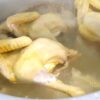 Để luộc gà ngon, chúng ta nên đun sôi nước trước, chờ cho nước bắt đầu bốc hơi rồi mới cho gà vào luộc.